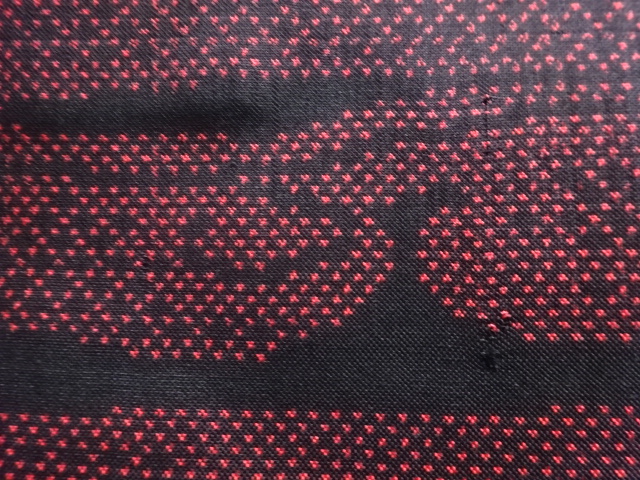 アンティーク　霞に唐草模様織出し本場泥大島紬着物（5マルキ）